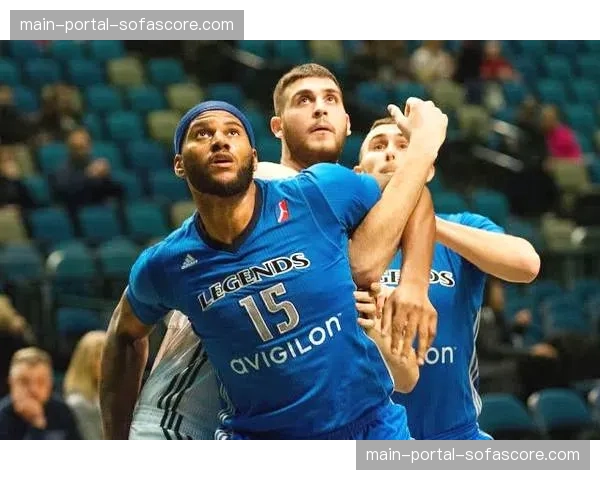 “多支球队裁掉训练营合同球员，阵容逐渐缩减至正式名单”