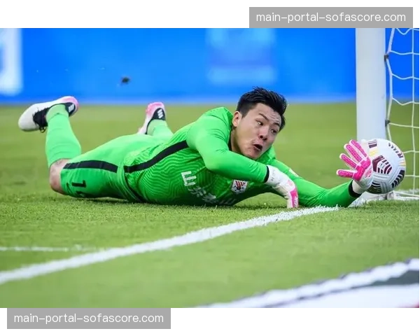 特写：雨战之中，山东泰山门将王大雷数次神扑后向队友大声呼喊部署防线