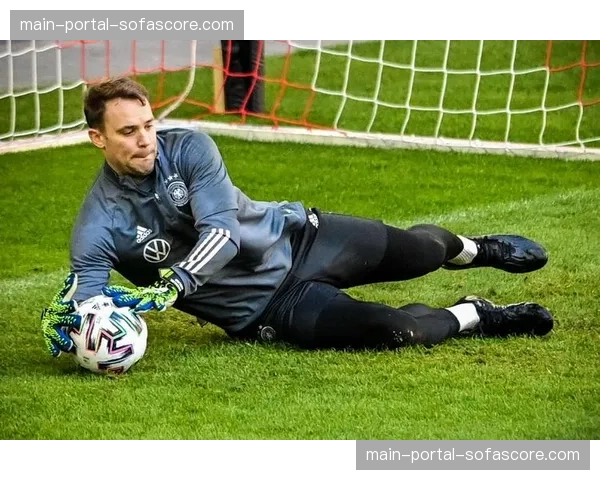 守门员的传承：诺伊尔与迈尼昂在赛后交换球衣并交流良久